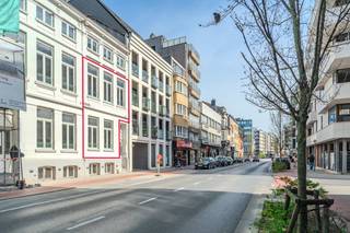 Dit magnifiek duplexappartement te koop is gelegen op de gelijkvloerse en eerste verdieping van "Villa Sidonie" langs de Nieuwpoortsesteenweg te Oostende. Het gebouw onderging een totaalrenovatie waardoor u geniet van moderne technieken en een hoogwaardige afwerking gecombineerd met de charme van een herenhuis.Indeling:* Gelijkvloerse verdieping: - lichtrijke leefruimte - open geïnstalleerde keuken voorzien van alle comfort (inductie, spoeltafel, frigo, diepvries, oven, microgolf en vaatwas)- magnifiek terras (20m²) met extra bergruimte* Eerste verdieping: - nachthal- afzonderlijk toilet met handwaslavabo- badkamer uitgerust met een dubbel badkamermeubel en inloop regendouche- slaapkamer 1 (14m²)- slaapkamer 2 (13m²)Bovendien beschikt u over een privatieve kelderberging (15m²) voorzien van aansluiting wasmachine en kan u gebruik maken van de gemeenschappelijke fietsenberging. Pluspunten: - 2 volwaardige slaapkamers - totaalrenovatie- kleinschalig gebouw (slechts 2 entiteiten)- zeer gunstig EPC (label B)- asbestveilig- kwalitatieve materialen - prachtig terras- positieve elektrische keuringBent u op zoek naar een schitterend gerenoveerd appartement te koop? Bel ons snel voor een bezichtiging ter plaatse!Bestuursmaatregelen in het maatregelenregister: in aanvraag