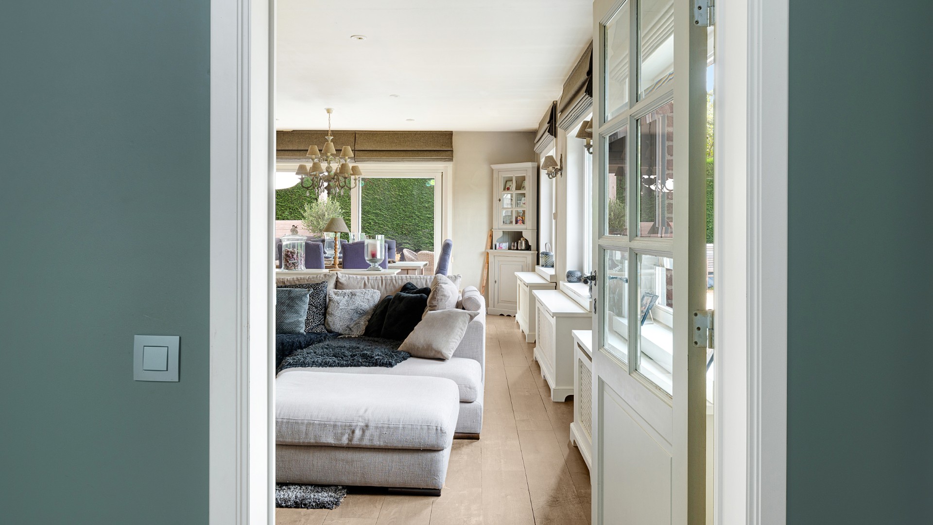 Une villa individuelle de belle facture, dotée de quatre chambres à coucher et de pièces aux volumes étonnamment généreux, située au calme dans une impasse, à distance de vélo du centre-ville de Knokke. - photo 2