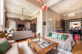 <p>Au cœur d'Anvers, dans une large rue, se trouve cette majestueuse maison de maître avec une façade de 10 m de large, qui offre un équilibre parfait entre vie privée, vie professionnelle et loisirs. La maison respire l'authenticité dès le premier regard : ses hauts plafonds, ses moulures élégantes, ses parquets d'origine et ses cheminées classiques rappellent la riche histoire du bâtiment, tandis que des rénovations soigneusement réalisées garantissent le confort moderne.</p>
<p>La maison de maître est répartie sur plusieurs étages et offre un espace et des possibilités surprenants. Au rez-de-chaussée se trouve un bureau spacieux avec une entrée séparée, idéal pour une profession libérale, un cabinet ou un atelier à domicile. Il y a également un grand garage, un atout indéniable dans le centre-ville.</p>
<p>Le premier étage constitue le cœur de la maison, avec un salon et une salle à manger lumineux qui se fondent harmonieusement dans une cuisine entièrement équipée. De grandes fenêtres laissent entrer la lumière du jour et donnent accès à une terrasse spacieuse et ensoleillée, un espace extérieur rare en plein centre-ville où il fait bon se détendre.</p>
<p>Les étages supérieurs comprennent cinq chambres à coucher à part entière, chacune avec son propre caractère et ses propres finitions. Deux salles de bains assurent le confort et l'intimité de toute la famille. La disposition permet également d'aménager la maison en maison kangourou ou d'accueillir des invités séparément.</p>
<p>Cette maison allie sans effort grandeur et fonctionnalité. Grâce à sa situation centrale, les magasins</p>
<p>Au cœur d'Anvers, dans une large rue, se trouve cette majestueuse maison de maître avec une façade de 10 m de large, qui offre un équilibre parfait entre vie privée, vie professionnelle et loisirs. La maison respire l'authenticité dès le premier regard : ses hauts plafonds, ses moulures élégantes, ses parquets d'origine et ses cheminées classiques rappellent la riche histoire du bâtiment, tandis que des rénovations soigneusement réalisées garantissent le confort moderne.</p>
<p>La maison de maître est répartie sur plusieurs étages et offre un espace et des possibilités surprenants. Au rez-de-chaussée se trouve un bureau spacieux avec une entrée séparée, idéal pour une profession libérale, un cabinet ou un atelier à domicile. Il y a également un grand garage, un atout indéniable dans le centre-ville.</p>
<p>Le premier étage constitue le cœur de la maison, avec un salon et une salle à manger lumineux qui se fondent harmonieusement dans une cuisine entièrement équipée. De grandes fenêtres laissent entrer la lumière du jour et donnent accès à une terrasse spacieuse et ensoleillée, un espace extérieur rare en plein centre-ville où il fait bon se détendre.</p>
<p>Les étages supérieurs comprennent cinq chambres à coucher à part entière, chacune avec son propre caractère et ses propres finitions. Deux salles de bains assurent le confort et l'intimité de toute la famille. La disposition permet également d'aménager la maison en maison kangourou ou d'accueillir des invités séparément.</p>
<p>Cette maison allie sans effort grandeur et fonctionnalité. Grâce à sa situation centrale, les magasins</p>