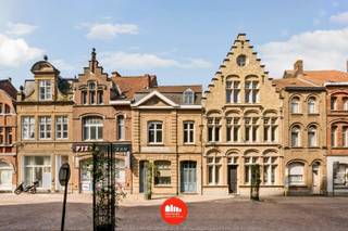 Op een toplocatie in de Rijselstraat bevindt zich deze charmante herenwoning boordevol karakter. Vanuit de woning geniet u van een prachtig zicht op de indrukwekkende Sint-Pieterskerk, terwijl u zich op wandelafstand bevindt van alle voorzieningen die het stadscentrum te bieden heeft.<br /><br />Bij het betreden van de woning komt u in de gezellige leefruimte, gevolgd door een aparte eetplaats en een volledig ingerichte keuken. De badkamer is uitgerust met een dubbel lavabomeubel en een ruime inloopdouche. Daarnaast beschikt de woning over een praktische kelder.<br /><br />Een absolute meerwaarde is de smalle, inpandige garage die doorloopt tot een ruime berging en rechtstreeks toegang biedt tot de tuin. Ideaal voor het stallen van fietsen, het plaatsen van vuilnisbakken of het opbergen van tuinmateriaal.<br /><br />Via de authentieke trappenhal bereikt u de eerste verdieping, waar zich twee bijzonder ruime slaapkamers bevinden. Op de tweede verdieping is momenteel een derde slaapkamer ingericht, met de mogelijkheid om eenvoudig een vierde slaapkamer te creëren.<br /><br />Buiten geniet u van een volledig afgesloten, zonnige stadstuin met een handige buitenberging – een heerlijke plek om in alle rust te ontspannen.<br /><br />Bent u op zoek naar een karaktervolle herenwoning met veel ruimte, authentieke elementen, een zonnige tuin en een unieke ligging met prachtig zicht op de Sint-Pieterskerk? Dan is deze woning beslist een bezoek waard!
