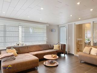 Deze halfopen woning beschikt op het gelijkvloers over een inkomhal, een prachtige woonkamer, ingerichte keuken met eetplaats,...