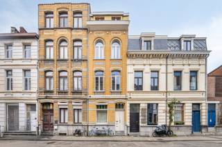Gelijkvloers appartement met koer en een achterhuis voorzien van 3 slaapkamers.Indeling:Men komt meteen binnen in de centraal gelegen eetkamer met...