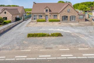 Gelegen op een strategische locatie langs de drukke Hasseltsesteenweg 306, één van de belangrijkste invalswegen van Sint-Truiden, vinden we dit uitzonderlijk ruime handelspand met tal van mogelijkheden. De zichtbaarheid en bereikbaarheid zijn hier absolute troeven: dagelijks passeren honderden voertuigen voor de deur, wat zorgt voor maximale commerciële exposure.<br /><br />Voor het gebouw bevindt zich een ruime parking met plaats voor meer dan 10 wagens, een niet te onderschatten pluspunt in deze tijden waarin bereikbaarheid en parkeergelegenheid doorslaggevend zijn voor elk succesvol bedrijf. Ook voor personeel of bijkomende voertuigen is er meer dan voldoende plaats op het terrein van maar liefst 25 are, met extra parkeergelegenheid aan de achterzijde.<br /><br />Het gelijkvloers is momenteel volledig ingericht als kantoor/handelshuis met een oppervlakte van ruim 200 m², verdeeld over meerdere bureauruimtes, vergaderzalen en keukens. De indeling laat zich echter makkelijk aanpassen aan verschillende commerciële invullingen: praktijk, kantoor, showroom, winkelruimte, was oorspronkelijk frituur met eetzaal of dienstverlenend beroep.<br />Op de eerste verdieping bevindt zich een ruim appartement van 114 m² met drie slaapkamers. Dit maakt het pand uitermate geschikt voor wie wonen en werken wil combineren. Anderzijds biedt het appartement ook potentieel als bijkomende kantoorruimte, co-working plek of woonst.<br />Als extra troef is het volledige pand onderkelderd en dat met een opmerkelijke plafondhoogte. De kelder van maar liefst 200 m² leent zich tot stockage, archiefruimte, autostalling, atelier of zelfs creatieve hobbyruimte.<br /><br />Naast de commerciële mogelijkheden biedt dit pand ook de kans om het volledig te transformeren tot een exclusieve villa op een royaal perceel. Dankzij de bestaande volumes en de ruime indeling kan hier een luxueuze gezinswoning ontstaan met meerdere slaapkamers, leefruimtes, wellness of thuiskantoor. De grote tuin en het ruime karakter van het perceel zorgen voor een uitzonderlijke woonervaring op een toplocatie, met alle comfort en privacy.<br /><br />Tot slot beschikt het pand ook over aangename buitenruimtes aan de achterzijde van het pand. De groene omgeving is ideaal voor ontspanning en biedt uw personeel een fijne plek om tijdens de middagpauze tot rust te komen. Een aangename werkomgeving draagt immers bij tot het welzijn en de gemoedrust van de medewerkers.<br /><br />Kortom, dit veelzijdige handelshuis is de perfecte uitvalsbasis voor ondernemers of gezinnen die ruimte, visibiliteit en bereikbaarheid hoog in het vaandel dragen. Neem vandaag nog contact met ons op voor een bezoek en ontdek zelf de mogelijkheden van dit unieke pand in Sint-Truiden.<br /> 