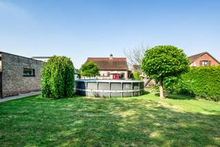 <p>Deze woning geniet van een centrale ligging nabij het centrum van Sint-Antonius, waar alle dagelijkse voorzieningen binnen handbereik zijn. Dankzij de vlotte verbinding naar de omliggende gemeenten en Antwerpen combineert deze locatie een uitstekende bereikbaarheid met een bijzonder praktisch wooncomfort. De kwalitatieve materiaalkeuze waarmee de woning werd gebouwd, vormt een mooie meerwaarde.<br /><strong>Indeling</strong><br /><br /><strong>Gelijkvloers</strong><br />Via de inkomhal betreedt u de woning. De lichtrijke woon- en eetkamer vormt samen met de ruime, volledig uitgeruste keuken het hart van de woning. Aansluitend bevinden zich zowel een praktische berging als de veranda, die rechtstreeks toegang biedt tot het ruime, zonnige terras en de aangename, zuidwest georiënteerde tuin.<br />Daarnaast beschikt de woning over een inpandige garage, bereikbaar via de nachthal.<br /><br /><strong>Verdieping</strong><br />Via de vaste trap bereikt u de eerste verdieping, waar zich nog twee ruime slaapkamers bevinden. Tussen beide kamers bevindt zich een toilet met lavabomeubel, dat eenvoudig kan worden ingericht als tweede badkamer.<br /><br /><strong>Tuin</strong><br />In de tuin bevindt zich een vrijstaande garage van ca. 27 m², ideaal als werkruimte, hobbyruimte of extra berging. Daarnaast is er een serre aanwezig en kan het perceel ook langs de achterzijde worden betreden via een poortje.<br />Via de nachthal bereikt u twee slaapkamers en de badkamer, uitgerust met ligbad, douche en lavabomeubel.<br /><br />Beschikbaarheid: de woning is momenteel verhuurd en is beschikbaar voor eigen bewoning bij opzeg vanaf akte.<br /><br /><strong>Bijzonderheden</strong><br />+ Zuidwest georiënteerd perceel van ca. 939 m²<br />+ EPC C: 250 kWh/m²<br />+ Kwaliteitsvol gebouwd met duurzame materialen<br />+ 4 slaapkamers<br />+ Inpandige en vrijstaande garage<br />+ Veel natuurlijke lichtinval<br />+ Achteraan toegankelijk via tweede ingang</p>