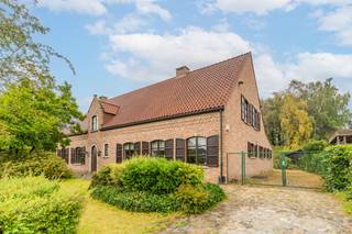 Op een rustige en groene locatie in de Kromstraat 49 te Retie bevindt zich deze bijzonder ruime woning met maar liefst 335 m² bewoonbare oppervlakte, gelegen op een prachtig perceel van 2.715 m².<br />De woning werd gebouwd in 1983 en grondig gerenoveerd in 2010. Dankzij de royale ruimtes biedt ze tal van mogelijkheden voor een groot gezin, thuiswerk of hobby's. Ze beschikt onder meer over 4 ruime slaapkamers, een grote zolder, een volledige kelderverdieping en een inpandige garage aan de rechterachterzijde.<br />Ook op energetisch vlak scoort de woning uitstekend voor haar bouwjaar. Met EPC-label B en een energiescore van 178 kWh/m² geniet u van een comfortabele en energiezuinige woning.<br />Een absolute troef is het uitzonderlijke perceel. Het terrein is maar liefst circa 100 meter diep en loopt achteraan over in een eigen bosrijke, groene omgeving. Hierdoor geniet u van veel privacy, rust en een bijzonder aangenaam uitzicht op het groen.<br />Ondanks deze rustige ligging woont u hier verrassend centraal. De Markt van Retie bevindt zich op korte afstand en ook scholen en andere voorzieningen zijn vlakbij.<br />Een unieke combinatie van ruimte, groen en een centrale ligging in Retie. Ideaal voor wie royaal wil wonen en tegelijk wil genieten van rust en privacy.