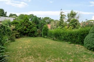 Ben je op zoek naar een appartement dat je volledig naar eigen smaak kunt renoveren, gelegen op een absolute rustige toplocatie in Mortsel? Dan is...
