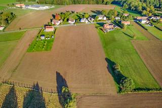 Net over de Vlaamse taalgrens (500 m), vinden we dit fantastisch stuk grond in Elzele (Ellezelles). Het perceel heeft een oppervlakte van maar liefst 5.032 m². <br />De ligging is uitstekend: rustig, met een weids uitzicht over groen en vlakbij het stadscentrum van Ronse (4,5 km) en de dorpskern van Elzele (Ellezelles - 3km). <br /><br />Kenmerken en indeling van het perceel:<br />- totale oppervlakte: 5.032 m²;<br />- ligging: de rustige Rue Cinquant te Ellezelles;<br />- oriëntatie: optimaal om te genieten van de natuurlijke lichtinval en het weidse zicht;<br />- bestemming: geschikt voor de bouw van een vrijstaande woning (gelijkvloers + verdieping onder dak)<br />- straatbreedte: 28,5 m<br />- perceeldiepte: 167,91<br /><br />Wenst u hier uw droomwoning te realiseren? Contacteer ons voor meer informatie omtrent de voorschriften.