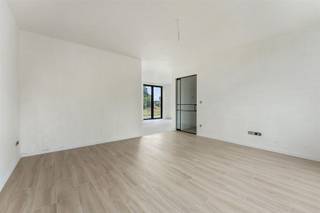 <p>Deze knappe nieuwbouwwoning (rechts) is gunstig gelegen nabij het centrum van Vorst. Op slechts 5 km van de autostrade. Op de gelijkvloerse verdieping bevinden zich een inkomhal met apart toilet, een leefruimte met open keuken en een berging. Op de eerste verdieping zijn 3 slaapkamers, een badkamer en een apart toilet aanwezig. Via de vaste trap die nog bekleed zal worden met tegels, krijgen we toegang tot de zolder. Hier is enerzijds een technische ruimte voorzien, maar biedt anderzijds nog de mogelijkheid om een extra slaapkamer/bureau/polyvalente ruimte te voorzien. Maak snel u afspraak! </p>