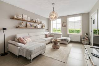 In deze recente woonwijk te Moorslede bevindt zich deze prachtige woning met 3 slaapkamers.<br />De woning werd recent gebouwd en is voorzien van alle moderne en hedendaagse comfort.<br />Met zijn 186m² bewoonbare oppervlakte is dit de perfecte gezinswoning voor wie wil genieten van de rust van een doodlopende straat en toch dichtbij het centrum. <br /><br />Indeling:<br />Het gelijkvloers bestaat uit inkom, toilet, leefruimte met open keuken.<br />De inpandige garage wordt nu als atelier gebruikt. Alles is mogelijk is deze ruimte.<br />Op het eerste verdiep bevinden zich drie slaapkamers, apart toilet en een badkamer met inloopdouche en dubbele lavabo. Mogelijkheid tot het maken van een aansluitende dressing met de badkamer<br />De zolder is volledig afgewerkt en kan gebruikt worden als extra polyvalente ruimte.<br />De tuin geniet van een optimale oriëntatie, zonneluifel met ingebouwde screens en een verwarmingselement. Deze luifel kan open en toe met ingebouwde ledverlichting. <br />Deze instapklare woning is een buitenkans. <br /><br />Extra troeven:<br />- Zonnepanelen aan beide kanten van het dak<br />- Volledig toegemaakte zolder <br />- Instapklaar<br />- automatische screens<br />- regenwaterput<br />- Kwalitatieve afwerking<br />- Perfect onderhouden<br />- Gordijnen op maat gemaakt<br />- Oprit voor 2 auto's<br />- Onderhoudsvriendelijke tuin<br />- Rustige woonwijk<br /><br />Wil je graag een bezoek aan deze prachtige, recente woning?<br />We organiseren een kijkdag zaterdag 27 juni tussen 13u en 15u<br />Aarzel niet en schrijf u in via het nummer +32473470885 of baptist@fluo.immo voor meer info<br /><br />