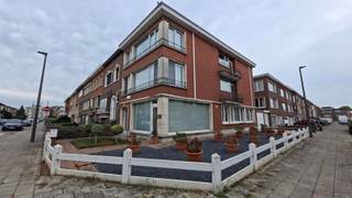 <p><span>Gunstig gelegen en goed onderhouden gelijkvloers appartement met 1 slaapkamer + binnenkoer en aparte handelsruimte als ook aanpalende garagebox met dubbele oprit.</span></p><p><span>Gezien dit pand verhuurd is, zijnde deels onder handelshuurovereenkomst en deels onder woninghuurovereenkomst is dit momenteel vooral interessant als investering: Prima huur rendement.</span></p><p><span>Tevens heel wat mogelijkheden voor vrij beroep na beëindiging huurovereenkomst, mede gezien de aanwezige parkeergelegenheid.</span></p><p><span>Interesse? Boek dan snel uw afspraak en kom zeker niet TE LAET!</span></p><p><span> </span></p><p><span> </span></p>