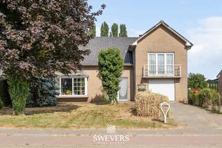 Voor meer info en foto’s, surf naar www.swevers.be – In de rustige Broekomstraat in Borgloon vindt u deze vrijstaande woning met een bewoonbare oppervlakte van 431 m² op een perceel van 18 are 77 centiare. De woning, gebouwd in 1972, biedt een uitstekende basis voor een totaalrenovatie en is ideaal voor wie een ruime gezinswoning volledig naar eigen smaak wil inrichten. Dankzij de ligging in woongebied met landelijk karakter, gecombineerd met een achterliggend agrarisch gebied, geniet u hier blijvend van een prachtig open uitzicht op het omliggende groen. Binnen beschikt de woning over een ruime woonkamer van 36 m², een keuken met renovatiepotentieel, drie slaapkamers van 16 m², 10 m² en 16 m² en een badkamer die volledig vernieuwd kan worden. Extra troeven zijn de kelder van circa 120 m², een zolder van ongeveer 30 m² en een inpandige garage, die samen zorgen voor bijzonder veel opslag- en gebruiksruimte. Buiten biedt het ruime perceel met oostelijke oriëntatie tal van mogelijkheden voor een mooie tuin, speelruimte of een gezellig terras. Ondanks de rustige, landelijke ligging bevinden winkels, scholen, horeca en ontspanning zich op slechts 1,5 km. Openbaar vervoer ligt op 600 meter en de snelweg bereikt u op 9 km. De woning wordt momenteel verhuurd.<br /><br />Dit pand is onderworpen aan de renovatieverplichting van de Vlaamse overheid voor residentiële gebouwen (behoudens bij sloop binnen 5 jaar na de aankoop). Consulteer voor meer informatie de website van het Vlaams Energie- en Klimaatagentschap via https://www.vlaanderen.be/een-huis-of-appartement-kopen/renovatieverplichting-voor-residentiele-gebouwen.<br /><br />Bent u op zoek naar een woning met veel ruimte, renovatiemogelijkheden en een prachtig groen uitzicht? Dan is deze open bebouwing beslist een bezoek waard. Voor meer informatie, bel 011 255 155. Bron bewoonbare oppervlakte: EPC – verslag.
