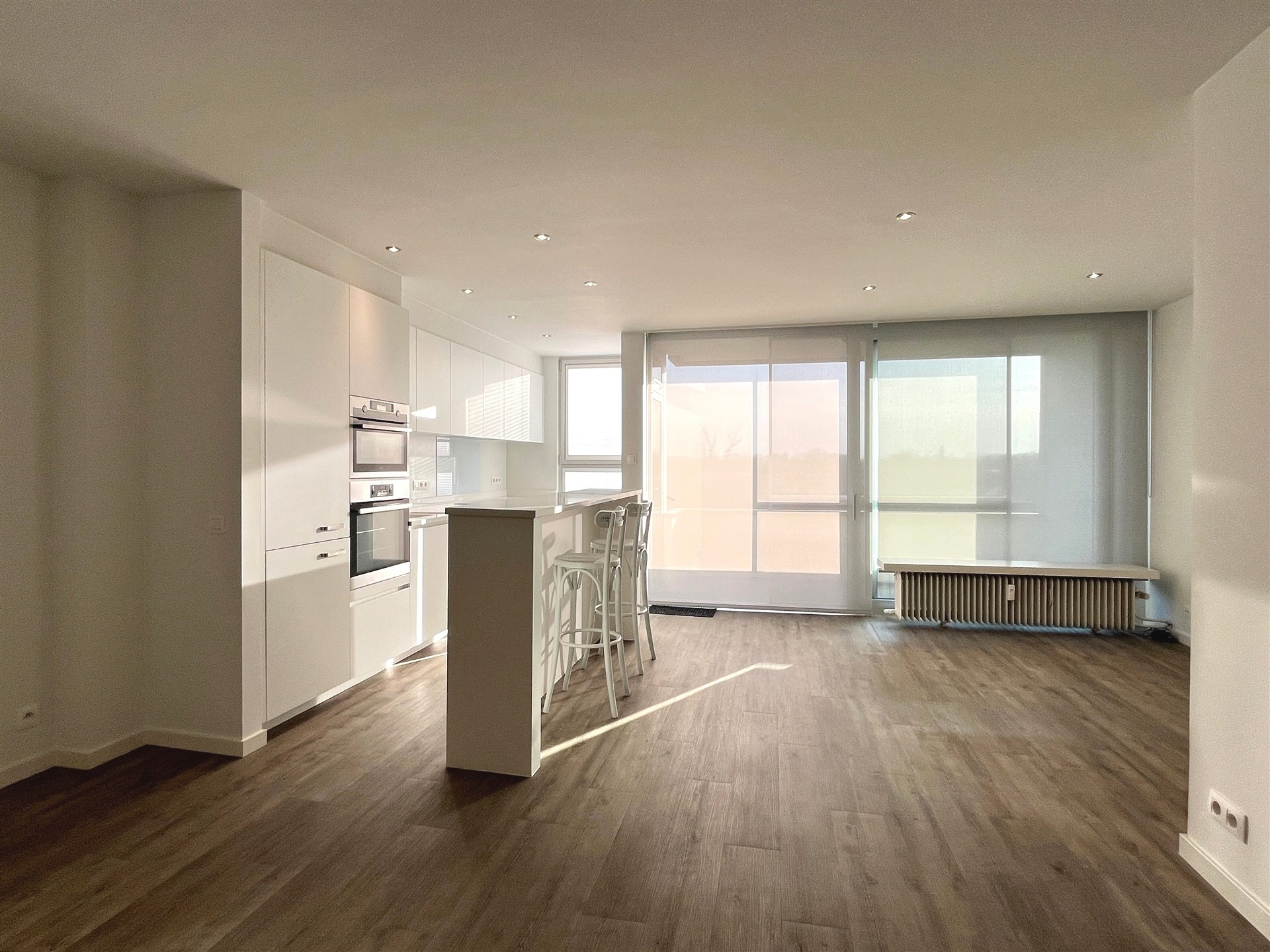 Gerenoveerd appartement met zuid terras en autostaanplaats  - foto 3