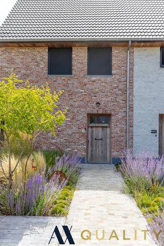 <p>In het charmante Mariekerke, Bornem, vind je deze moderne halfopen bebouwing op een unieke, rustige locatie. De woning straalt een warme mix uit van landelijke charme en hedendaags comfort en is perfect voor wie op zoek is naar rust, ruimte en luxe. Binnenin zijn er drie ruime slaapkamers, een aparte dressing en een moderne badkamer. De open, volledig uitgeruste keuken met eiland sluit naadloos aan op de leefruimte en biedt een mooi zicht op de eetplaats, het salon en de tuin. Grote raampartijen zorgen voor veel natuurlijk licht en versterken het gevoel van ruimte. Aansluitend ligt een ruim terras met prachtig uitzicht op de achterliggende velden – een ideale plek om in alle rust te genieten van de groene omgeving. De woning is centraal gelegen in de driehoek Antwerpen–Brussel–Gent, wat zorgt voor een vlotte bereikbaarheid en maakt dit een uitstekende uitvalsbasis. Ook op vlak van energie scoort de woning bijzonder goed: dankzij de geïnstalleerde zonnepanelen geniet je van een lage energiefactuur en een gunstig EPC-label A. Ideaal voor wie waarde hecht aan comfort én duurzaamheid. Deze woning combineert een idyllische ligging nabij de Schelde met alle voorzieningen van Bornem binnen handbereik. Op zoek naar een instapklare, energiezuinige woning in een landelijke en toch centrale omgeving? Bel 03/283.84.84 voor een bezichtiging en ontdek zelf het unieke karakter van dit pand.</p>