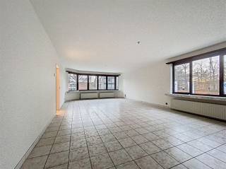 Ruim appartement met garagebox in het centrum van BrasschaatDit appartement op de 1ste verdieping met lift is gelegen in een geliefde straat op...