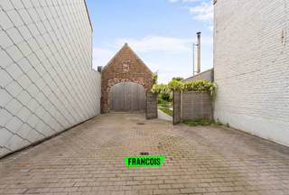 In een rustige en gegeerde omgeving net buiten het centrum van De Haan vinden we deze charmante halfopen bebouwing terug. De woning geniet van...