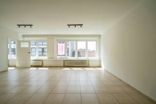 Dit appartement bevindt zich op de vierde verdieping van Residentie Mercator.Bij het betreden van het appartement komt u binnen in een ruime inkomhal...