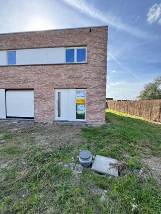 Droom je van een gloednieuwe woning waar je meteen kan intrekken, zonder zorgen? In het charmante Langemark-Poelkapelle, tussen de Zonnebekestraat en Blikstraat, wacht jouw nieuwe thuis op je. Gelegen nabij winkels, scholen en openbaar vervoer woon je hier niet alleen rustig, maar ook bijzonder praktisch.<br /><br />Deze moderne nieuwbouwwoning (lot 21) combineert comfort, ruimte en een warme, landelijke ligging. Binnenkomen doe je via een uitnodigende inkomhal die je leidt naar een lichtrijke woon- en eetruimte – de ideale plek om samen te genieten van elk moment. De open keuken vormt het hart van de woning en kan volledig naar jouw smaak worden ingericht. Daarnaast is er een praktische berging en een garage voor extra gemak. Op de bovenverdieping vind je drie volwaardige slaapkamers en een stijlvolle badkamer, perfect afgestemd op hedendaags wooncomfort.<br /><br />Het leukste? Alles is voor jou afgewerkt tot in de puntjes, zodat jij enkel nog hoeft te verhuizen en te genieten.<br /><br />Een instapklare nieuwbouwwoning, volledig afgewerkt naar jouw wensen, op een topligging… Dat is wonen zoals het hoort. Benieuwd? Neem vandaag nog contact op en ontdek jouw toekomstige thuis.<br /><br />EPB: woning in aanbouw<br /><br />Benieuwd? Contacteer ons voor meer info.<br /><br />Deze prijs is exclusief kosten notaris, registratierechten en BTW