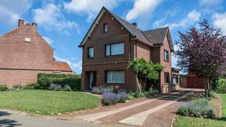 <p>In de geliefde Pastorijstraat, één van de mooiste locaties van Meldert, vinden we deze woning uit 1956 op een perceel van <strong>7a 84ca</strong>. Een eigendom met karakter, ruimte en vooral veel potentieel voor wie zijn woning volledig naar eigen smaak wil uitwerken.</p>
<p>Met een bewoonbare oppervlakte van <strong>152 m²</strong> beschikt de woning vandaag over <strong>4 slaapkamers</strong> en een badkamer op het gelijkvloers. De aanwezige ruimtes vormen een uitstekende basis voor een grondige renovatie waarbij u de woning volledig kunt aanpassen aan de hedendaagse woonnormen.</p>
<p>We gaan het niet verbloemen: deze woning vraagt een stevige aanpak. Dankzij het <strong>EPC-label F</strong> geldt er een renovatieverplichting, maar dit biedt meteen ook de kans om alles doordacht en toekomstgericht te vernieuwen. Zo creëert u een woning die volledig aansluit bij uw eigen wensen en behoeften.</p>
<p>De ligging vormt zonder twijfel één van de grootste troeven. Meldert staat bekend om zijn landelijke karakter, groene omgeving en rustige woonkwaliteit. Hier geniet u dagelijks van het buitenleven, terwijl scholen, winkels en verbindingswegen vlot bereikbaar blijven.</p>
<p>Bovendien bestaat de mogelijkheid om deze woning samen aan te kopen met de naastgelegen bouwgrond met weide aan nummer 84. Hierdoor ontstaan interessante perspectieven voor wie op zoek is naar extra ruimte, een groot woonproject of een investering op lange termijn.</p>
<p>Een unieke kans voor handige renovatoren, investeerders of gezinnen die hun droomwoning willen creëren op een uitzonderlijke locatie. Dewelke trouwens samen kan gekocht worden met de naastgelegen bouwgrond.</p>
<p>Locatie: Pastorijstraat 66 — 3560 Meldert</p>
<p>Interesse of meer informatie? Contacteer ons kantoor.</p>
<p><strong><span><span>We Invest Demervallei - </span></span></strong><em>Vastgoed Anders Bekeken</em></p>