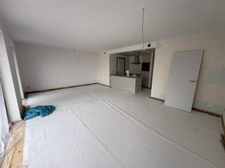 <p>Appartement moderne de deux chambres au rez-de-chaussée d'un projet de construction neuve dont l'achèvement est prévu pour la fin juin. Les locations peuvent commencer à partir du 1er juillet 2026. Cet appartement spacieux et économe en énergie offre un espace de vie agréable avec de grandes fenêtres et un accès à une terrasse de 10 m². La cuisine ouverte est entièrement équipée et comprend un îlot de cuisson, une plaque électrique, un four combiné, un réfrigérateur encastré et un lave-vaisselle. À côté se trouve un espace de rangement pratique pouvant accueillir un lave-linge et un sèche-linge. La salle de bains est équipée d'un double lavabo et d'une confortable douche à l'italienne. Il y a également des toilettes séparées pour les invités. L'appartement est doté d'un sol en carreaux de céramique gris nécessitant peu d'entretien, d'un chauffage par pompe à chaleur et d'un chauffage par le sol pour un confort thermique homogène et efficace dans toutes les pièces. L'immeuble est équipé d'un ascenseur et dispose d'un grand local à vélos au rez-de-chaussée. Une place de parking souterraine peut être louée pour un supplément de 85 € par mois et est accessible par un ascenseur. Cet appartement de haute qualité combine un confort de vie contemporain avec des équipements modernes et est idéal pour ceux qui recherchent un mode de vie durable et élégant dans un projet de construction récente.</p>