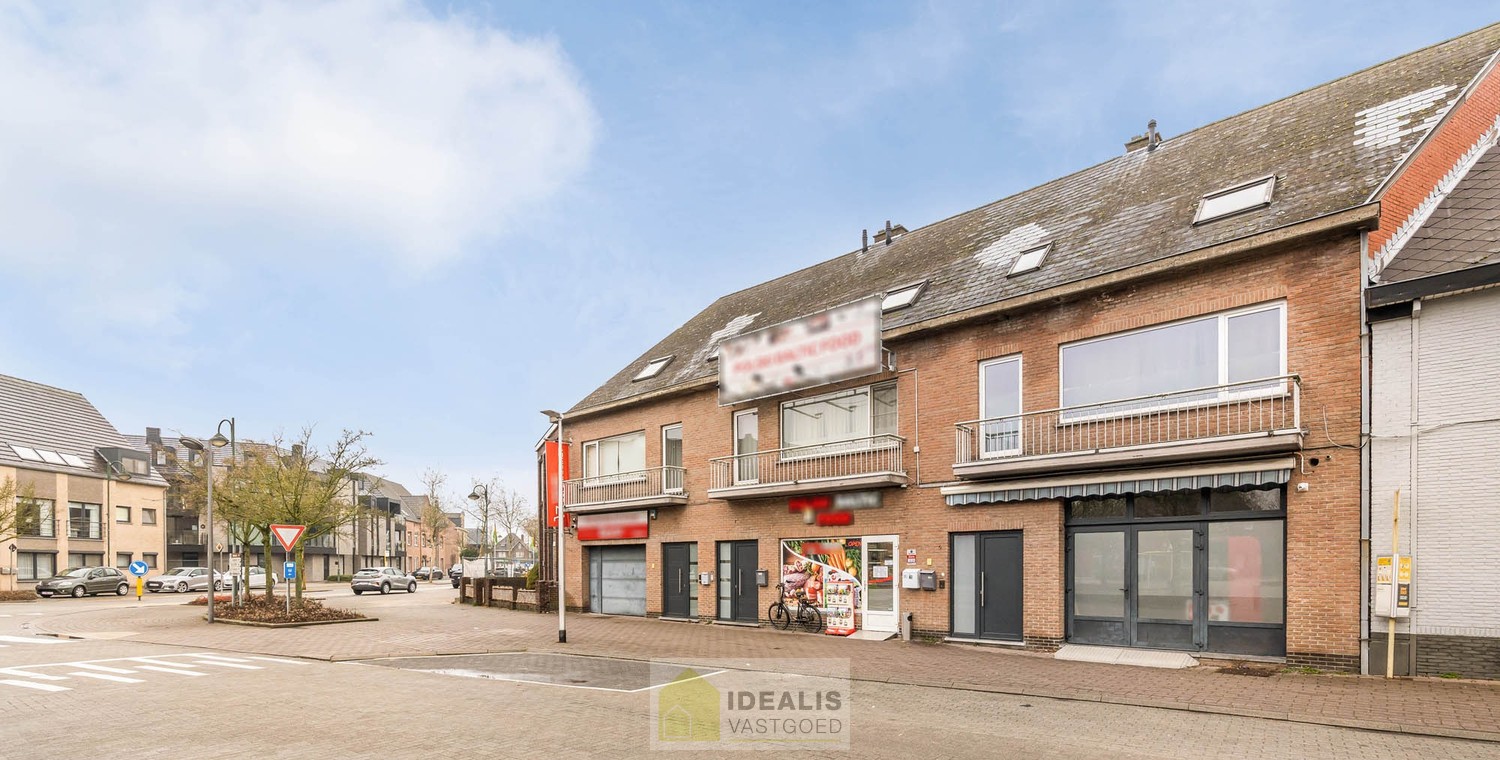OP TE FRISSEN RUIM DUPLEX APPARTEMENT PAL IN  HET CENTRUM VAN HAMONT! Dit uiterst ruime appartement omvat maar liefst ca.142m² bewoonbare oppervlakte en is voorzien van een ruime woonkamer met aansluitend keuken, 3 aangename slaapkamers, volledig vernieuw - foto 2