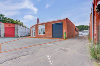 Dit pand is gelegen op de KMO-site in de Fortbaan te Wommelgem. Het magazijn is 160m² en heeft een platform van 20m². Het is voorzien van een...