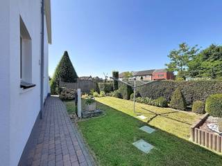 <p><span>Halfopen woning met zonnige tuin en garage op een toplocatie in Ieper</span></p><p><span>Bent u op zoek naar een ruime gezinswoning op een uitstekende ligging in Ieper? Dan is deze halfopen bebouwing zeker een bezoek waard. Dankzij de lichtrijke leefruimtes, de zonnige tuin en de praktische indeling biedt deze woning alle comfort.</span></p><p><span>Indeling:</span></p><p><span>Gelijkvloers</span><span><br />Via de inkomhal komt u in de ruime en lichtrijke leefruimte. Vanuit de leefruimte heeft u toegang tot de keuken en de droge functionele kelder. Verder bevindt zich op het gelijkvloers een gastentoilet. De keuken geeft rechtstreeks uit op de zonnige tuin.</span></p><p><span>Buitenruimte</span><span><br />De volledig aangelegde tuin is een absolute troef. Met meerdere terrassen geniet u op elk moment van de dag van de zon. Daarnaast beschikt de woning over een ruime garage en een praktisch tuinhuis, ideaal voor extra bergruimte of het opbergen van fietsen en tuinmateriaal.</span></p><p><span>Eerste verdieping</span><span><br />Op de eerste verdieping bevinden zich drie ruime slaapkamers, een berging met toegang tot de zolder en een badkamer met 2de toilet.</span></p><p><span>Troeven:</span></p><ul><li><span>Toplocatie in Ieper</span></li><li><span>Lichtrijke leefruimte</span></li><li><span>Drie ruime slaapkamers</span></li><li><span>Zonnige tuin met meerdere terrassen</span></li><li><span>Garage en ruim tuinhuis</span></li><li><span>Praktische kelder en zolder</span></li></ul><ul><li><span>Tal van uitbreidings- en renovatiemogelijkheden</span></li></ul><p><span>Deze woning is eenvoudig te verbeteren naar een EPC-label C door het plaatsen van hoogrendementsglas met ventilatie. </span></p><p><span>Deze woning combineert een uitstekende ligging met een praktische indeling en een aangename buitenruimte. Ideaal voor gezinnen of wie op zoek is naar een comfortabele thuis in Ieper. Maak snel een afspraak en ontdek zelf alle troeven van deze woning.</span></p>
