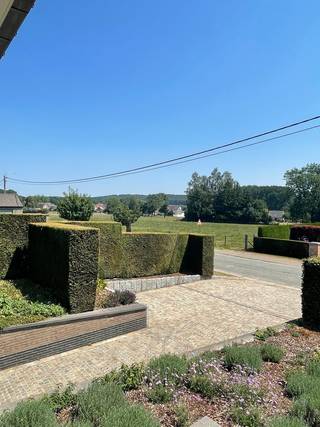 Het wordt steeds zeldzamer om een solide gebouwde villa op een royaal perceel van 15are te vinden die bovendien volledig klaar is voor de toekomst. Deze uitzonderlijk goed onderhouden villa combineert een tijdloze, kwalitatieve bouw met hedendaags wooncomfort en een indrukwekkend pakket aan energiezuinige technieken. Met een bewoonbare oppervlakte van ca. 275 m², vijf slaapkamers, twee luxueuze badkamers en een EPC-score van slechts 129 kWh/m² per jaar is deze villa de ideale gezinswoning voor wie op zoek is naar ruimte, comfort en duurzaamheid.<br /><br />Via de ruime inkomhal betreedt u de woning. Hier bevinden zich drie slaapkamers, waarvan één momenteel is ingericht als bureel. Verder vindt u hier een gastentoilet, een stijlvolle en functionele keuken en een bijzonder ruime, lichtrijke leefruimte waar grote raampartijen zorgen voor een aangename lichtinval. Vanuit de woonkamer heeft u rechtstreeks toegang tot het mooie balkonterras aan de voorzijde van de woning met zicht over het Raspaillebos. De hoogwaardige badkamer op het gelijkvloers straalt luxe uit en is uitgerust met een ligbad, een ruime inloopdouche en een dubbele wastafel. De bovenverdieping omvat nog twee ruime slaapkamers en een tweede badkamer. Ideaal als aparte verdieping voor kinderen, gasten of een inwonend familielid. De kelderverdieping biedt tal van praktische mogelijkheden en omvat een garage, een technische ruimte en voldoende opbergruimte. Ook buiten heeft deze eigendom heel wat te bieden. De prachtig aangelegde tuin vormt een groene oase waar u in alle rust kunt genieten van het buitenleven. Het ruime terras nodigt uit tot gezellige zomeravonden met familie en vrienden. Daarnaast beschikt de woning over een gemetselde berging die mooi aansluit op de woning én een afzonderlijke houten tuinberging achteraan het perceel. Bovendien is achteraan het landelijk zicht over de velden van onschatbare waarde.<br /><br />Troeven:<br />Perceel van 15are en straatbreedte van 25m<br />Ca. 275 m² bewoonbare oppervlakte<br />5 slaapkamers<br />2 stijlvolle badkamers<br />Ruime en lichtrijke leefruimte<br />Balkonterras aan de voorzijde<br />Grote aangelegde tuin met ruim zonneterras<br />Energiezuinig (EPC: 129 kWh/m² per jaar)<br />24 zonnepanelen met thuisbatterij<br />Zonneboiler<br />Nieuwe gascondensatieketel<br />Regenwaterput<br />Lucht-luchtairco's in alle slaapkamers<br />Elektrische rolluiken<br />Elektrische zonnewering over volledige achterterras<br />Laadpaal voor elektrische wagen<br />Elektriciteit conform<br />Asbestveilig