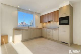 Ontdek deze totaal gerenoveerde woning, afgewerkt met o.a. een nieuwe keuken, badkamer met dubbele lavabo en inloopdouche, nieuw...