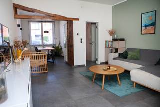 Charmante en instapklare woning, gelegen in de Voetbalstraat te Gentbrugge. Dankzij de ideale ligging tussen stad en natuur geniet je hier van het beste van beide werelden. De nabijheid van de Gentbrugse Meersen vormt een absolute meerwaarde voor wie houdt van wandelen, sporten of ontspannen in het groen. Op wandelafstand bevinden zich openbaar vervoer, scholen, horeca, een bibliotheek, buurtwinkels en diverse recreatiemogelijkheden. Bovendien zijn de belangrijkste invalswegen (E40, E17 en R4) vlot bereikbaar. Bij het binnenkomen word je verwelkomd in een praktische inkomhal met voldoende ruimte voor jassen en schoenen. Vanuit de hal heb je tevens toegang tot de kelder. Aansluitend bevindt zich de lichtrijke leefruimte met gezellige eetplaats en zithoek. De open keuken werd volledig vernieuwd in 2023. Naast de keuken bevindt zich een apart toilet. De ruime badkamer beschikt over een ligbad, douche en dubbele lavabo. Dankzij de glazen koepels in het platte dak geniet ook deze ruimte van een aangename natuurlijke lichtinval. Vanuit de keuken bereik je de gezellige, zuidoostgerichte stadstuin met terras. Door de gunstige oriëntatie kan je hier vrijwel de hele dag van de zon genieten. Omringd door groen en bomen vormt deze tuin een heerlijke plek om tot rust te komen. Achteraan bevindt zich bovendien een ruim tuinhuis met elektriciteitsaansluiting, ideaal als hobbyruimte, atelier of extra bergruimte. Een bijkomende troef is de private oprit vooraan de woning, waardoor je steeds beschikt over een eigen parkeerplaats. Op de eerste verdieping bevinden zich twee slaapkamers, waarvan één voorzien is van een praktische kastenwand. De derde slaapkamer bevindt zich op de tweede verdieping en beschikt over extra opbergruimte. De woning wordt verwarmd via centrale verwarming op aardgas. EPC B. Bezoekdag 11 juli. Geïnteresseerd? 0494155733 of fraukedewaard@hotmail.com