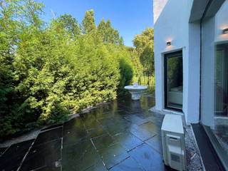 <p><span>NIELSESTRAAT 172 2850 BOOM</span></p><p><span>Charmante woning in een groene en rustige omgeving</span></p><p><span> </span></p><p><span>Welkom in deze charmante halfopen bebouwing, rustig gelegen in een zijstraat van de Nielsestraat in Boom. </span></p><p><span>Dankzij de uitstekende ligging geniet u van een vlotte verbinding naar de A12 en bevindt u zich op slechts enkele minuten van het centrum van Boom. Scholen, winkels en openbaar vervoer zijn bovendien gemakkelijk bereikbaar.</span></p><p><span> </span></p><p><span>De woning beschikt:</span></p><p><span>-op het gelijkvloers over een aangename open leefruimte met een Amerikaanse keuken, een gezellige zithoek en een badkamer. </span></p><p><span>-op de eerste verdieping bevinden zich 3  slaapkamers en een praktische bergruimte.</span></p><p><span> </span></p><p><span>Een absolute troef van deze woning is het ruime terras, omringd door het groen van de omgeving. </span></p><p><span>Dankzij de grote raampartijen geniet de leefruimte van veel natuurlijk licht en een mooi uitzicht op de tuin.</span></p><p><span> </span></p><p><span>De woning beschikt over een </span><span>EPC-label C</span><span>, waardoor er geen renovatie verplichting van toepassing is.</span></p><p><span>Dit maakt deze woning  interessant voor starters, alleenstaanden of jonge gezinnen die op zoek zijn naar een woning op een rustige locatie.</span></p><p><span> </span></p><p><span>Benieuwd naar deze charmante woning? Neem gerust contact met ons op voor een bezoek via info@immodillen.be - 03/888 44 01 </span></p><p><span> </span></p><p><span> </span></p>