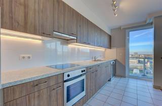 <p><span>Dit instapklare en lichtrijke appartement is gelegen aan de Blancefloerlaan te Linkeroever. </span></p><p><span> </span></p><p><span>De zeer gunstige ligging, met nabijheid van winkels, scholen en openbaar vervoer, evenals de vlotte verbinding met E34/E17, zijn slechts enkele troeven van dit appartement. </span></p><p><span> </span></p><p><span>Daarnaast beschikt het appartement over een gezellig </span><span>terras </span><span>met een prachtig </span><span>groen uitzicht</span><span>, een </span><span>EPC-label B</span><span> en een bewoonbare oppervlakte van maar liefst </span><span>108m²</span><span> (cfr. EPC).</span></p><p><span> </span></p><p><span>Indeling:</span></p><p><span>- inkomhal</span></p><p><span>- ruime, lichtrijke woonkamer met uitzicht op het terras</span></p><p><span>- volledig geïnstalleerde keuken met een elektrische kookplaat, oven, ijskast, vaatwasmachine, ...</span></p><p><span>- zeer ruime berging met voorzieningen voor wasmachine en droogkast </span></p><p><span>- eerste slaapkamer </span></p><p><span>- tweede slaapkamer </span></p><p><span>- badkamer voorzien van inloopdouche en dubbele lavabo met meubel</span></p><p><span>- apart toilet</span></p><p><span> </span></p><p><span>Troeven:</span></p><p><span>- zonnig terras met mooi uitzicht </span></p><p><span>- EPC-label B</span></p><p><span>- ruime bewoonbare oppervlakte </span></p><p><span> </span></p><p><span>Bijzonderheden: </span></p><p><span>- onmiddellijk beschikbaar </span></p><p><span>- gemeenschappelijke kosten: €150/maand (provisie) voor het verbruik in de gemeenschappelijke delen én privatief waterverbruik tot 30m³</span></p><p><span> </span></p><p><span>Heb jij interesse om dit appartement in Linkeroever te huren, ben je op zoek naar ander vastgoed of wens je de waarde van jouw eigendom te kennen? Dan ben je bij BOLT Immo aan het juiste adres! Wij helpen jou graag verder.</span></p><p><span> </span></p><p><span> </span></p><p><span> </span></p>