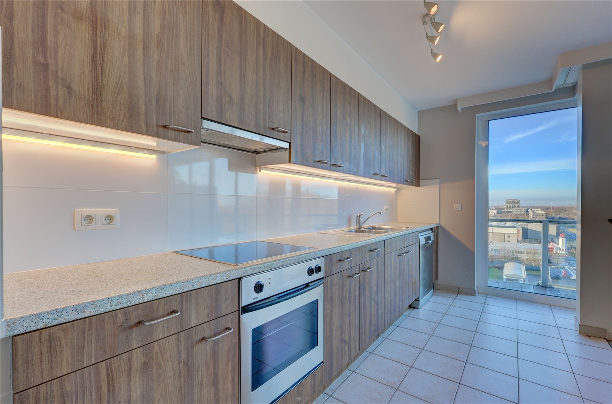 Instapklaar 2-slaapkamerappartement met leuk terras te Linkeroever - foto 3