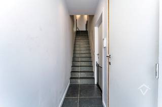 Deze recente en instapklare woning (bouwjaar 2022) is gelegen in een rustige straat op De Mokker in Koekelare. Dankzij de nabijheid van scholen, bakker, slagerij, apotheek, supermarkten en andere voorzieningen geniet u hier van een aangename combinatie van rust en bereikbaarheid. Een ideale woning voor starters, gezinnen of investeerders.<br /><br />Via de inkomhal met gastentoilet komt u in de lichtrijke leefruimte met open, volledig geïnstalleerde keuken, voorzien van de nodige toestellen. Aansluitend bevindt zich de inpandige garage met extra bergruimte en wasplaats.<br /><br />Op de eerste verdieping bevinden zich de nachthal, drie slaapkamers, een afzonderlijk toilet en een ingerichte badkamer met ligbad én inloopdouche. Daarnaast beschikt de woning over een praktische zolderverdieping.<br /><br />Buiten geniet u van een aangelegde en zonnige tuin. Voor de woning zijn bovendien twee private parkeerplaatsen voorzien.<br /><br />Troeven<br />- 25 zonnepanelen<br />- Verwarming via warmtepomp en airconditioning (volledige woning, alsook de slaapkamers)<br />- Twee parkeerplaatsen voor de woning<br />- Aanwezige laadpaal<br />- Rolluiken<br />- Recente woning – bouwjaar 2022. Verkoop onder registratierechten, nu nog mogelijk aan 2% indien voldaan aan de voorwaarden.<br />- Aangelegde, zonnige tuin<br />- Instapklaar<br />- Vernieuwde, recente (2025) keuken (Dovy)<br /><br />Op zoek naar een recente, energiezuinige woning op een rustige locatie in Koekelare?<br />Contacteer ons en plan uw bezoek in!