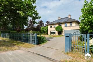Lommel: Prachtige ruime villa met grote Zuid-West georiënteerde tuin. Gelegen op boogscheut van de Nederlandse grens. Bijzonderheden:  * Gezellige...