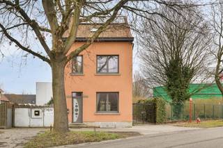 koop: open bebouwing in Mechelen, gelegen aan de stadsrand en nabij openbaar vervoer en invalswegen. Deze ééngezinswoning uit 1938 biedt een grote...