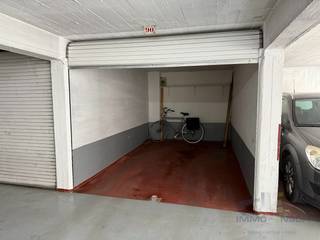 Gesloten box met nr. 90 op de derde verdieping van de parking 'Ritz' in het centrum van Oostende. De parking beschikt over een autolift. ...