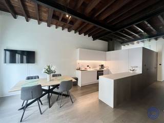 <p><span>Informations </span></p><p><span>Appartement élégant et prêt à être emménagé, d'une superficie d'environ 61m², situé dans la très animée Nationalestraat. L'appartement est situé au 2ème étage d'un petit immeuble bien entretenu. Le salon et la salle à manger, très lumineux, avec de beaux plafonds en bois foncé d'environ 3,3 m de haut, donnent une impression d'espace et de caractère. La cuisine ouverte entièrement équipée est parfaitement reliée à l'espace de vie. De plus, des toilettes séparées se trouvent dans le couloir, ainsi qu'une salle de bains spacieuse avec une douche à effet de pluie, un meuble lavabo avec miroir et un raccordement pour la machine à laver et le sèche-linge. A l'arrière, il y a une chambre spacieuse d'environ 12,5m². L'appartement dispose de compteurs individuels et d'un label EPC B. Grâce à sa situation centrale entre le centre-ville et le sud branché, cet appartement est une base idéale, avec des magasins, des restaurants et des transports publics à une courte distance de marche.</span></p><p><span> </span></p><p><span>L'agencement </span></p><ul><li><span>Salon et salle à manger lumineux avec de beaux plafonds en bois foncé d'une hauteur de pas moins de 3,3 mètres. </span></li></ul><ul><li><span>Cuisine ouverte entièrement équipée avec plaques de cuisson, hotte aspirante, réfrigérateur, congélateur et four.</span></li><li><span>Toilettes séparées avec lave-mains dans le couloir. </span></li><li><span>Salle de bains spacieuse avec douche à effet de pluie et lavabo avec miroir.</span></li><li><span>Au fond, une chambre très spacieuse d'environ 12,5m².</span></li></ul><p><span> </span></p><p><span>Extra's</span></p><ul><li><span>Raccords pour lave-linge et sèche-linge dans la salle de bains.</span></li><li><span>Parties communes en bon état général. </span></li><li><span>Menuiseries extérieures en bois avec double vitrage HR. </span></li></ul><ul><li><span>Acte de base à la charge de l'acquéreur : environ 850 EUR.</span></li></ul><p><span> </span></p><p><span>Informations générales</span></p><ul><li><span>Frais généraux : pas encore déterminés (estimés à environ 50 EUR/mois).</span></li><li><span>Services : compteurs séparés pour l'eau, l'électricité et le gaz naturel.</span></li><li><span>Chauffage : chauffage central au gaz naturel.</span></li></ul><ul><li><span>EPC : label B (pas d'obligation de rénovation) !</span></li></ul><ul><li><span>Inspections : en cours. </span></li></ul><p><span> </span></p><p><span>Utilisation</span></p><ul><li><span>L'appartement est actuellement loué.</span></li></ul><p><span> </span></p><p><span>Immeuble</span></p><ul><li><span>L'immeuble de grande qualité et bien entretenu se compose d'un sous-sol, d'un rez-de-chaussée et de 4 étages avec 3 appartements.</span></li></ul><ul><li><span>Le toit est en bon état ! </span></li></ul><ul><li><span>Pas d'ascenseur disponible.</span></li><li><span>Vidéophone disponible.</span></li></ul><p><span> </span></p><p><span>Environnement – urbanisme</span></p><ul><li><span>L'immeuble n'est pas situé dans une zone grevée d'un droit de préemption. </span></li><li><span>Le bâtiment n'est pas situé dans une zone inondable ou dans une zone d'espace libre soumise à l'eau. </span></li><li><span>Le bâtiment est inscrit à l'inventaire du patrimoine architectural. </span></li><li><span>Selon le plan régional, le bâtiment est situé dans une zone résidentielle. </span></li></ul><p><span> </span></p><p><span>Emplacement </span></p><ul><li><span>Situation centrale dans le centre d'Anvers, sur l'axe entre le centre historique et le quartier ’t Zuid. </span></li><li><span>A quelques pas des écoles, des magasins et des transports publics. </span></li><li><span>Accès facile au ring d'Anvers.</span></li></ul><p><span> </span></p><p><span>Les informations contenues dans ce prospectus sont données à titre indicatif : l'acheteur potentiel doit faire son affaire personnelle de l'obtention, de la vérification et de l'interprétation de ces informations.</span></p><p><span> </span></p>