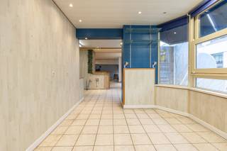 <p><strong>De Panne - handelspand met garage  te huur in het centrum</strong><br /><br />Op zoek naar een zichtbare en aantrekkelijke locatie om uw concept tot leven te brengen? Dit handelspand, gelegen in het levendige centrum van De Panne, vormt de perfecte uitvalsbasis voor uw commerciële activiteit.<br /> </p>

<p>Dankzij de uitstekende centrale ligging profiteert het pand van een sterke passage en maximale visibiliteit — ideaal voor een winkel, een pop-upconcept of een tijdelijke commerciële invulling. Een unieke kans om uw merk of idee letterlijk in de kijker te zetten.<br /> </p>

<p><strong>Beschikbaar voor pop-up of tijdelijke verhuur (duur: 1 jaar).<br /><br />Indeling:</strong> lichtrijke en ruime handelsruimte, afzonderlijke sanitaire ruimte en garage.</p>

<p>Laat uw zaak stralen op een dynamische en commerciële toplocatie aan zee en trek de aandacht van zowel locals als toeristen.<br /> </p>

<p><strong>Interesse? Meer info of een bezoek plannen?</strong><br />Contacteer Soraya via <strong>soraya@servimoholidays.be</strong> of <strong>058/22.41.70</strong>.</p>