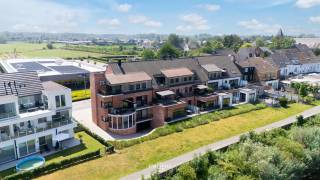 BEZOEKMOMENT ZATERDAG 4 JULI 17:00u-18:30u <br /><br />Op de tweede verdieping van residentie 'Siene Campe’ bevindt zich dit luxueuze dakappartement met een prachtig panoramisch zicht over de Schelde en de omliggende natuur. Deze parel is gelegen in Schoonaarde, een bijzonder gegeerde locatie waar rust, comfort en bereikbaarheid perfect samenkomen.<br /><br />Wat deze eigendom echt uniek maakt, is de uitstekende ligging. Je woont hier op wandelafstand van gezellige restaurants en vlak bij tal van dagelijkse voorzieningen. Zo bevinden een supermarkt, kinesist en het treinstation zich op slechts 500 meter, terwijl een bushalte op amper 100 meter ligt. Ideaal voor wie comfortabel wil wonen met alles binnen handbereik.<br /><br />Indeling<br />Via de inkomhal met praktische ingemaakte kasten kom je terecht in de lichtrijke leefruimte met studiehoek. Dankzij de grote raampartijen, het open gevoel en de verhoogde plafonds geniet je hier van een bijzonder aangename woonbeleving én een prachtig uitzicht over de Schelde en het natuurgebied. De volledig uitgeruste keuken sluit mooi aan op de leefruimte en geeft toegang tot het terras, waar het heerlijk vertoeven is in alle rust.<br /><br />Verder beschikt het appartement over een ruime slaapkamer, een badkamer met ligbad, een afzonderlijk toilet en een praktische berging. Als extra troef is er ook een zeer ruime zolder inbegrepen, ideaal voor bijkomende opslag.<br /><br />Ondergronds is er ook een gedeelde fietsenberging en een handige plaats voor vuilnisbakken. <br /><br />Ben je op zoek naar een instapklaar en stijlvol appartement op een rustige maar uiterst centrale locatie?<br /><br />Plan een bezoek in via felix@uw-huis.be of bel via 052463803 tijdens de kantooruren <br /><br /><br />
