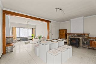 <p>In de groene omgeving van Zele vindt u deze te renoveren woning met tal van mogelijkheden. De woning beschikt over drie slaapkamers en een aangename leefruimte met veel natuurlijke lichtinval dankzij de veranda. Verschillende authentieke elementen zorgen hierbij voor extra charme.</p><p></p><p>Aansluitend bevindt zich een ruime keuken, waarbij er de mogelijkheid bestaat om de keuken en leefruimte samen te voegen tot een moderne en lichtrijke woonruimte. Achteraan de woning is er bovendien een extra ruimte aanwezig die perfect kan dienen als opslagplaats, hobbyruimte of werkplaats.</p><p></p><p>De woning geniet van een rustige ligging in een groene omgeving, terwijl voorzieningen, winkels en verbindingswegen vlot bereikbaar blijven. Aan de woning is ook voldoende parkeergelegenheid aanwezig.</p><p></p><p>Dankzij het aanwezige volume, de functionele indeling en de uitbreidingsmogelijkheden vormt deze woning een uitstekende opportuniteit voor wie op zoek is naar een woning met potentieel op een aantrekkelijke locatie.</p><p></p><p>Interesse in deze woning met potentieel? Neem gerust contact op voor meer informatie of een bezoek!</p>