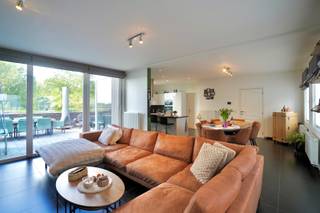 Op een rustige locatie te Assenede bevindt zich deze volledige gerenoveerde en instapklare half-open bebouwing! De woning combineert hedendaags wooncomfort met een uitstekende energiezuinigheid en een mooi, open uitzicht op de velden!<br /><br />De woning werd in 2011 grondig gerenoveerd en volledig geïsoleerd. De lichtrijke leefruimte met open keuken vormt het hart van de woning. Op de verdieping bevinden zich drie slaapkamers, waaronder de master bedroom met dressing, en een ruime badkamer met ligbad, inloopdouche en dubbele lavabo. De woning werd zo gebouwd dat alle ruimtes steeds gericht zijn, en voorzien zijn van grote raampartijen, om maximaal genot te hebben van het prachtige zicht op de velden!<br /><br />Troeven:<br />- EPC-label B (113 kWh/m²/jaar) - mits kleine aanpassingen bekom je snel een EPC-label A!<br />- Volledig gerenoveerd en alle schildelen geïsoleerd<br />- 5.060 Wp zonnepanelen en thuisbatterij van 10 kWh<br />- Drie slaapkamers, waarvan één met dressing<br />- Lichtrijke leefruimte met open keuken<br />- Ruime badkamer met ligbad én inloopdouche<br />- Carport voor 2 wagens met laadpaal<br />- Afzonderlijke fietsen- en technische berging<br />- Hoogrendementsbeglazing en PVC-schrijnwerk<br />- CV met condensatieketel op aardgas<br />- Elektrische installatie conform + geen asbest + top EPC-label B!<br /><br />Kortom: een verrassend complete, energiezuinige gezinswoning waar u zonder zorgen uw intrek kunt nemen. Het mooie uitzicht en de praktische indeling maken het plaatje helemaal af!<br />Meer info of een bezoek? Bel WIJSvastgoed op +32 9 395 80 10 !
