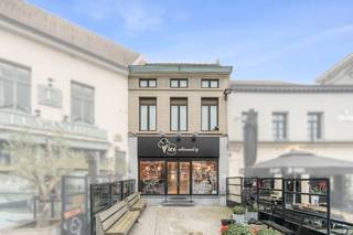 Te koop: karaktervol handelspand met woonst op de Grote Markt van Vilvoorde, op wandelafstand van publieke parkings.Dit unieke pand, gebouwd voor...