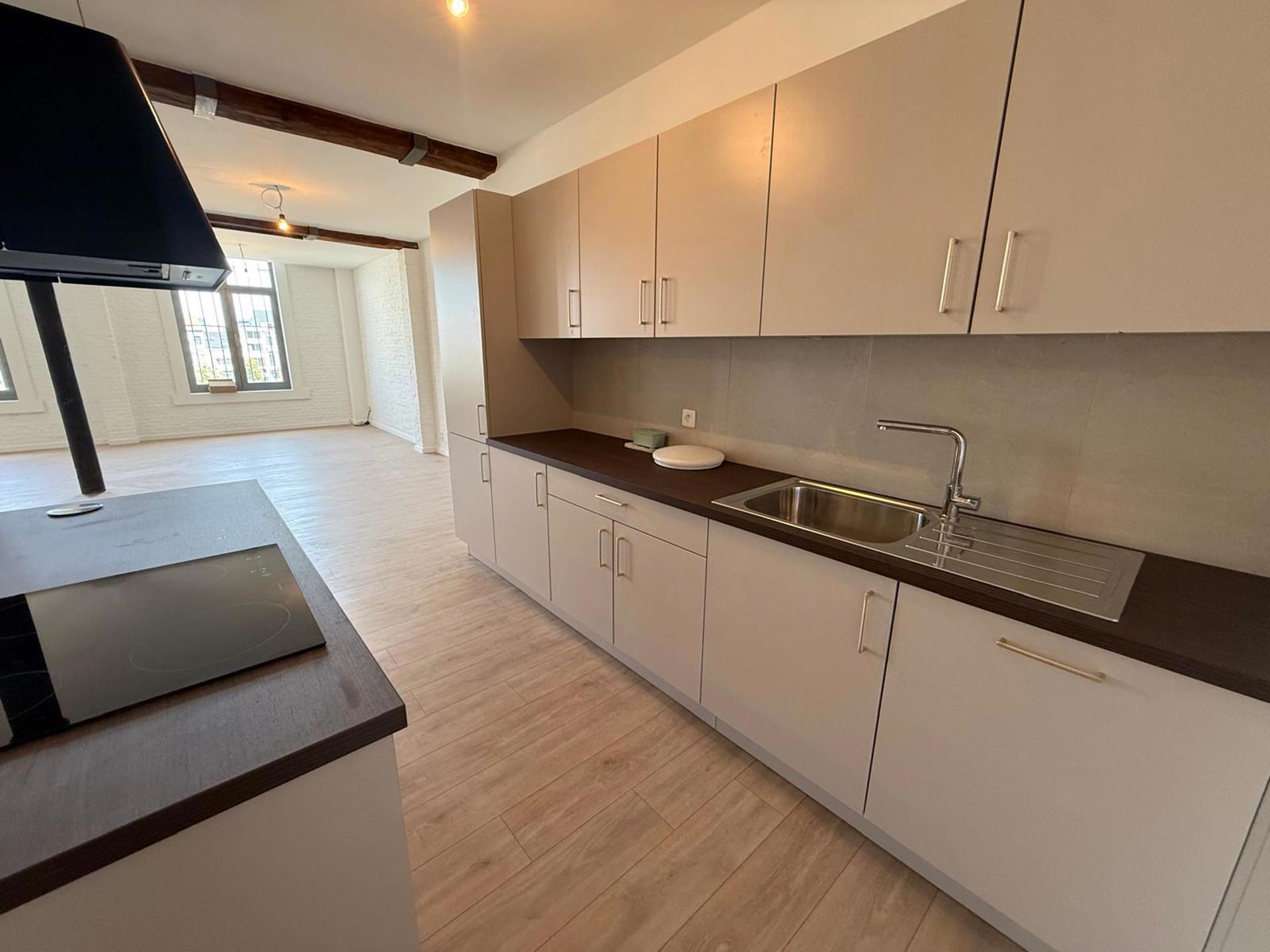 Instapklare, volledig gerenoveerde loft met 2 slaapkamers op het Sint-Jansplein - foto 4