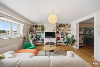 Bezoekdag 10 &amp; 14 juli - inschrijven via www.polares.eu<br /><br />In het centrum van Tervuren bevindt zich dit instapklare duplexappartement, ideaal gelegen op wandelafstand van winkels, scholen, openbaar vervoer en het Park van Tervuren. Dankzij de centrale ligging geniet u van alle voorzieningen binnen handbereik, maar ook van een vlotte verbinding naar belangrijke invalswegen.<br /><br />Met een bewoonbaar oppervlakte van 108 m² beschikt het appartement over een praktische indeling. Bij binnenkomst, kom je binnen in een inkomhal die toegang geeft tot de ruime leefruimte met aangrenzende keuken. Daarnaast vind je er een berging, een apart gastentoilet, een badkamer met inloopdouche en toegang tot het privatieve terras. Op de verdieping bevinden zich twee slaapkamers.<br /><br />Het appartement beschikt bovendien over een afzonderlijke kelderruimte, ideaal voor extra opslag.<br /><br />Schrijf je in voor onze bezoekdag op 10 of 14 juli via www.polares.eu of neem contact op via elke@polares.eu voor meer info!