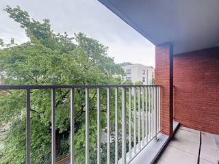 Brussel: Appartement (82m²) met 2 slaapkamers en terras. Gelegen in de nabijheid van het openbaar vervoer en op wandelafstand van scholen en winkels.<br /><br />Het appartement bestaat uit een inkomhal met apart toilet, ruime woonkamer met open keuken, berging, 2 slaapkamers, 1 badkamer, 1 douchekamer.<br />De keuken is volledig uitgerust en voorzien van hoogwaardig materiaal.<br /><br />Daarbovenop geniet u van een terras, een kelder en autostaanplaats inbegrepen in de huurprijs. <br /><br />De provisie bedraagt 150 euro en omvat het onderhoud van de gemeenschappelijke delen. <br /><br />Wenst u dit pand te bezoeken? Dien dan meteen uw bezoekaanvraag in op onze website.