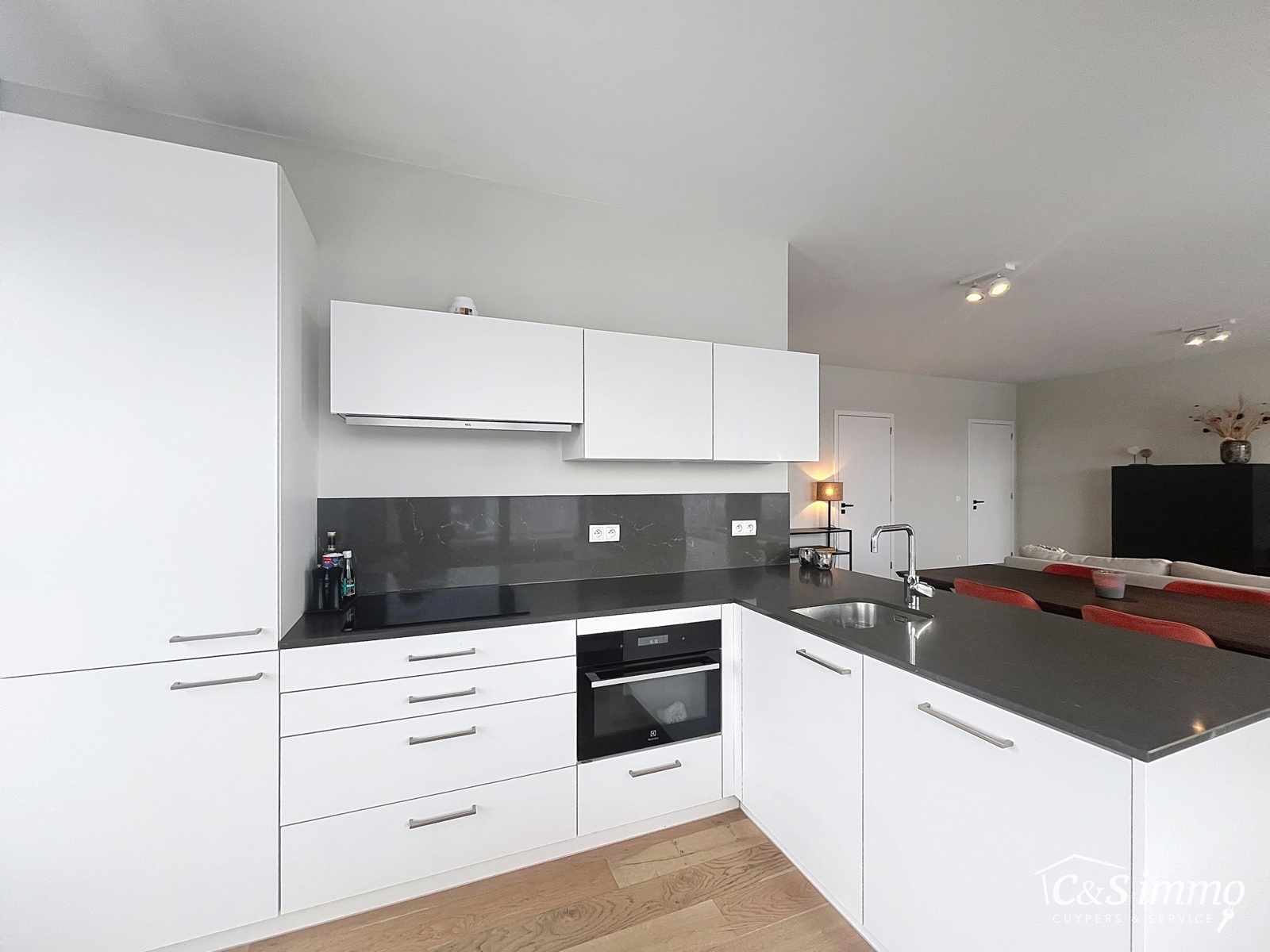 Stijlvol bemeubeld hoekappartement op de 8e verdieping met terras - foto 4