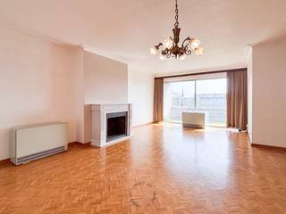 Dit appartement is gelegen in het centrum van Beveren biedt alle comfort en ruimte die je nodig hebt.<br /><br />Bij binnenkomst verwelkomt de inkomhal je met ingemaakte kasten en een apart gastentoilet, de lichtrijke en ruime leefruimte van 40m² vormt het hart van dit appartement, met aansluitend een gezellig Zuidgericht terras. De aparte keuken is praktisch ingericht en beschikt over een aanpalende berging, ideaal voor extra opslagruimte.<br />Bovendien zijn er twee slaapkamers en extra bureaukamer, en de badkamer is voorzien van douche, ligbad en lavabomeubel.<br /><br />Het appartement bevindt zich in een rustige en groene omgeving, doch op wandelafstand van het centrum met winkels en openbaar vervoer.<br />huurprijs 850 + 50 euro algemene onkosten