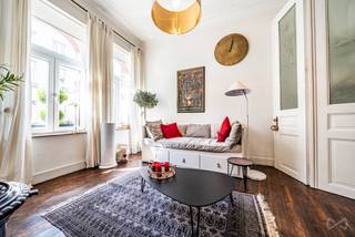 Maison de maître en plein centre de Nivelles<br /><br />Idéalement située dans une rue calme à deux pas de la Grand-Place, de la Collégiale, de la gare, des commerces, restaurants et de l’ensemble des facilités du centre-ville, cette élégante maison de maître de caractère datant de 1860 offre une opportunité rare au cœur de Nivelles.<br /><br />Développant 200 m² habitables, elle séduit par ses volumes généreux, son cachet d’époque et son excellent potentiel d’aménagement. Le bien se prête parfaitement à une grande maison familiale, un projet de coliving, un investissement locatif ou encore à l’exercice d’une profession libérale.<br /><br />La maison se compose de 5 chambres, 4 salles de bains, 4 wc, de beaux espaces de réception comprenant salon et salle à manger, d’une cuisine équipée ainsi que d’une agréable cour extérieur privative et arborée.<br /><br />Le charme d’origine est parfaitement conservé avec ses hauts plafonds, moulures, planchers anciens et matériaux nobles, apportant une atmosphère chaleureuse et authentique.<br /><br />Les caves aménagées complètent l’ensemble et offrent de nombreuses possibilités d’usage : rangement, buanderie, local vélos ou espace polyvalent selon les besoins.<br /><br />Les principaux atouts du bien :<br /><br />• Emplacement exceptionnel au cœur de Nivelles<br />• Maison de maître de caractère datant de 1860<br />• 5 chambres et 4 salles de bains<br />• Cour intérieure privative et arborée<br />• Caves aménagées polyvalentes<br />• Charme d’époque préservé : hauts plafonds, moulures et planchers anciens<br />• Excellent potentiel de rendement (±5 % net en coliving)<br /><br />Grâce à sa configuration et son emplacement, le bien présente un excellent potentiel de rendement, avec une rentabilité estimée à environ 5 % net dans le cadre d’un projet de coliving.<br /><br />Faire offre à partir de 450.000 €. Sous réserve d’acceptation des propriétaires.