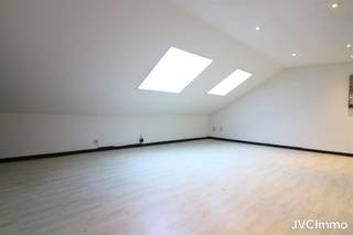 Composition :Hall d'entrée privatif : 7,92 m², cuisine équipée ouverte sur spacieux living : 32,95 m² , 2 chambres : 14,90 m² & 19,20 m² , salle de...