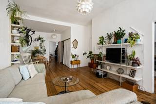 Wonen met de stad binnen handbereik én groen vlak voor je deur? Dit appartement biedt het allebei, met een topligging naast Park Spoor Noord in Antwerpen. Hier combineer je moeiteloos rust en levendigheid: sporten in het park, genieten van de zomerbars of in enkele minuten naar het stadscentrum fietsen.<br /><br />Gelegen op de tweede verdieping van een recent gebouw straalt dit appartement licht en ruimte uit. De leefruimte met grote raampartijen is heerlijk! De keuken is praktisch ingericht en volledig uitgerust, ideaal voor dagelijks gebruik (en om dit afwas nog even te laten staan..)<br /><br />Aan de rustige achterzijde bevindt zich de slaapkamer, met directe toegang tot een compact badkamer. Verder beschikt het appartement over een apart toilet en een handige kelderberging.<br /><br />De doordachte indeling, aangename lichtinval en sfeervolle inrichting maken dit een uitstekende keuze voor starters, stadsliefhebbers of investeerders.<br /><br />Interesse? Contacteer ons via info@jamar.immo of 03/435.31.33.<br /><br />Pluspunten:<br />– Topligging aan het park<br />– Slimme indeling<br />– Veel natuurlijk licht<br />– Fietsenberging<br />– EPC: 332 kWh/m²<br />- dak is geïsoleerd<br /><br />Stedenbouwkundige info: Wg, GVg, Vkr, Gmo, Gvv, geen WORG